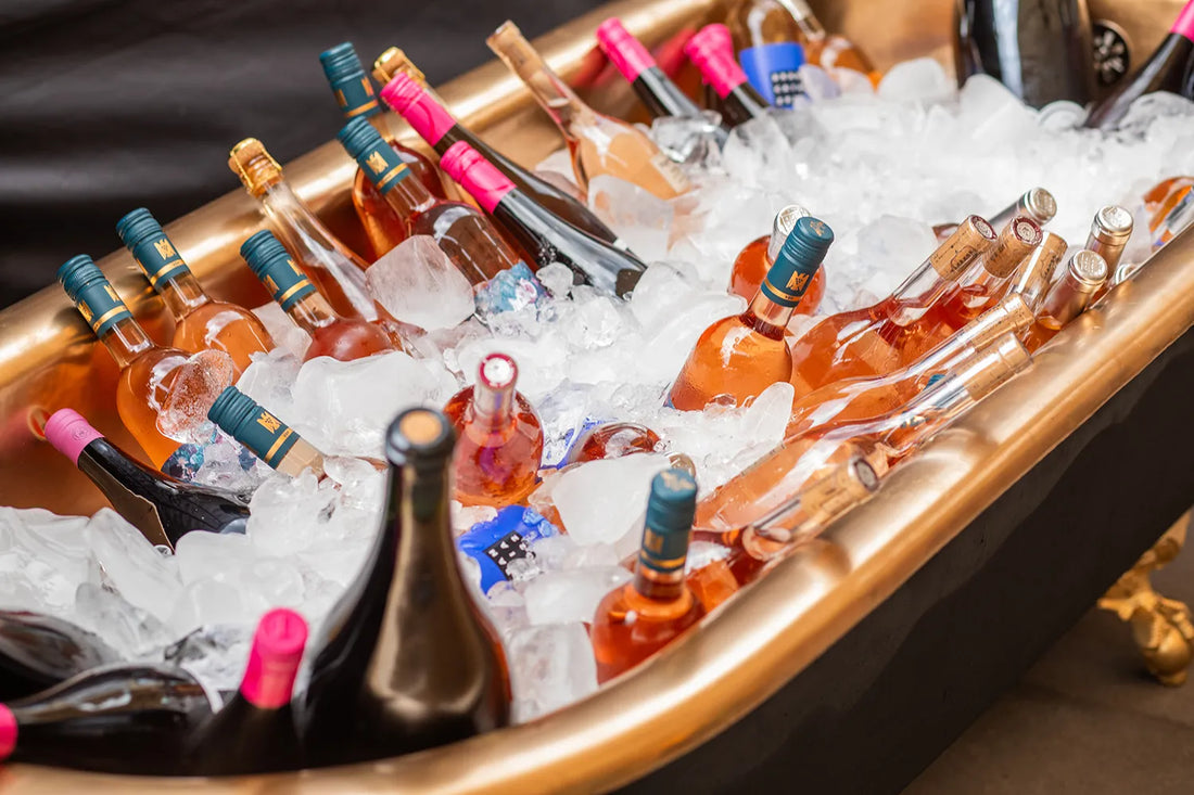 Badewanne voll mit Eis und Rosewein aus Wine and Beats Event