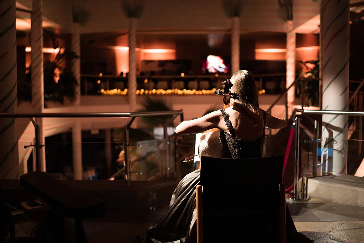 Cellistin bei Wine and Dine im DEKRA Congresshotel Wart