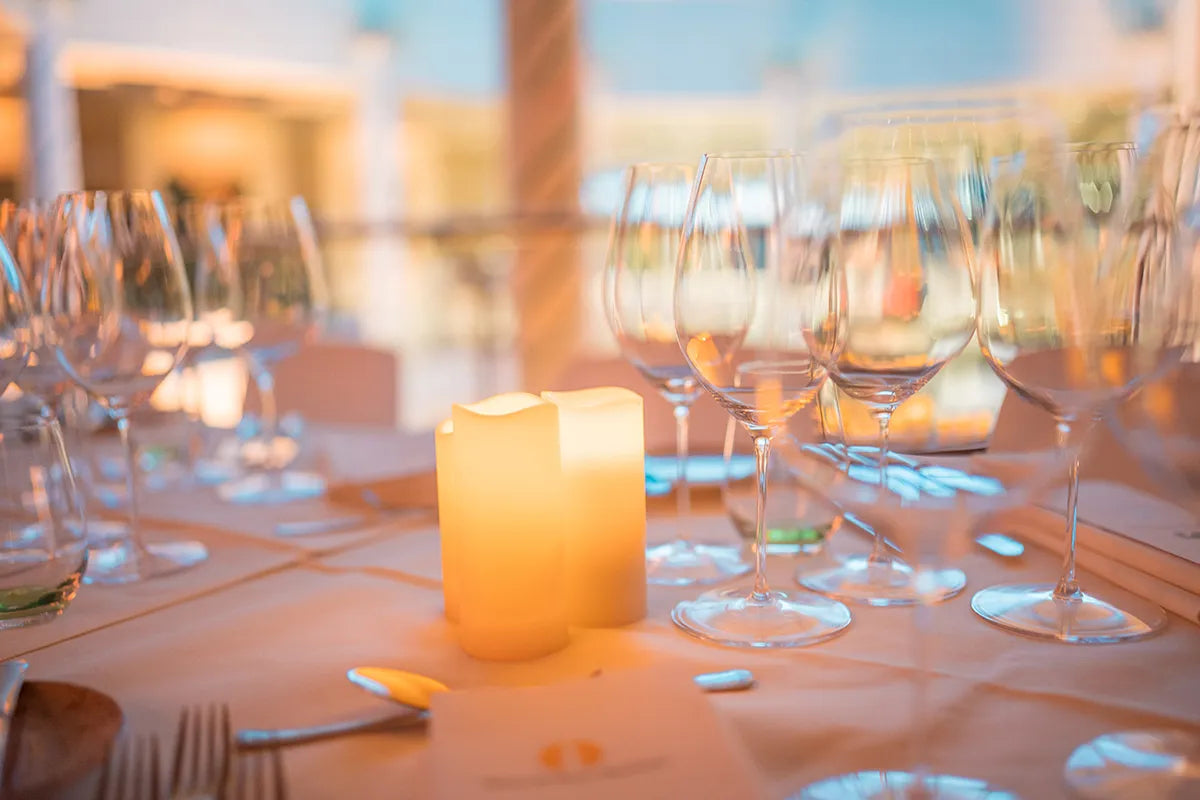Wine and Dine Longtable eingedeckt