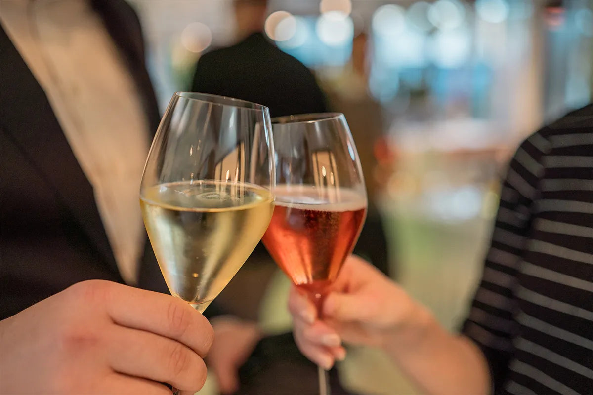 Wine and Events Champagner anstoßen