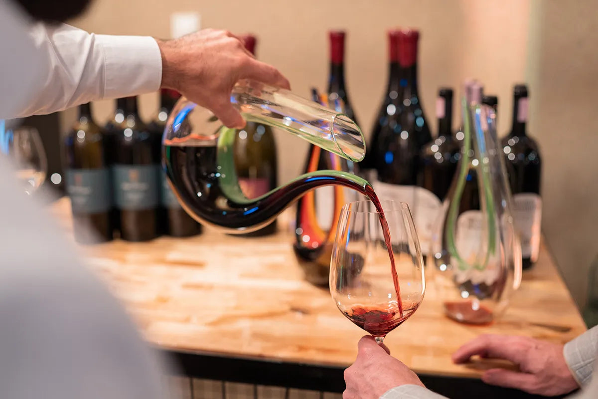 Rotwein einschenken bei Big Bottle BBQ Party