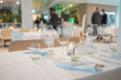 Ästhetische Tischdekoration der Big Bottle BBQ Party von Wine & Events