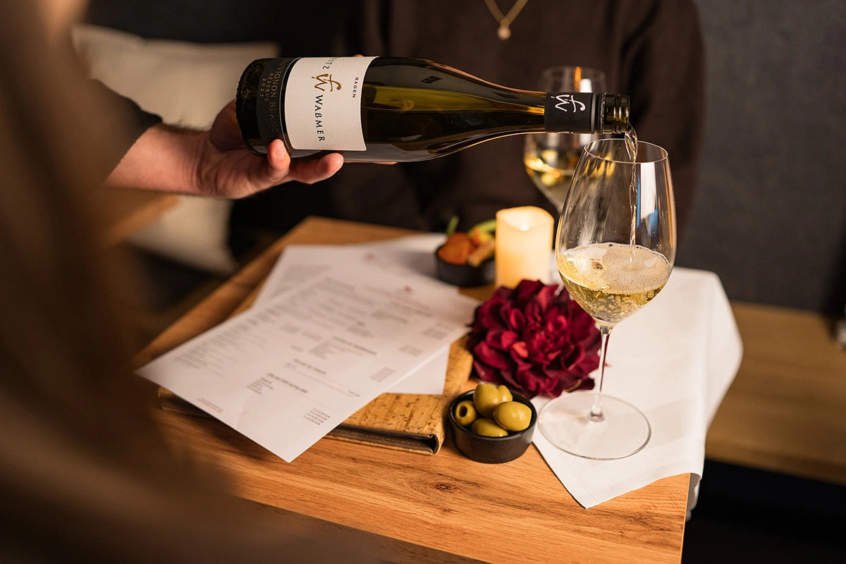 Glasweise Nagold Weinbar Weißwein einschenken