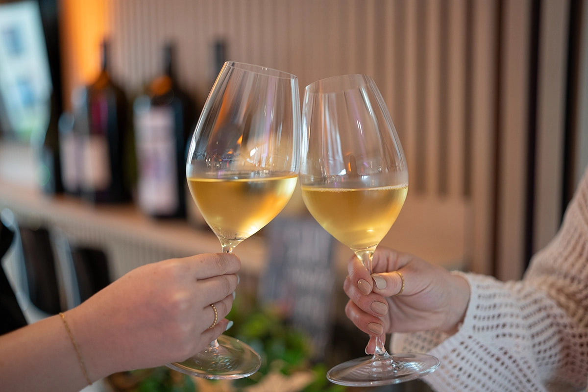 Wein Weinglas anstossen