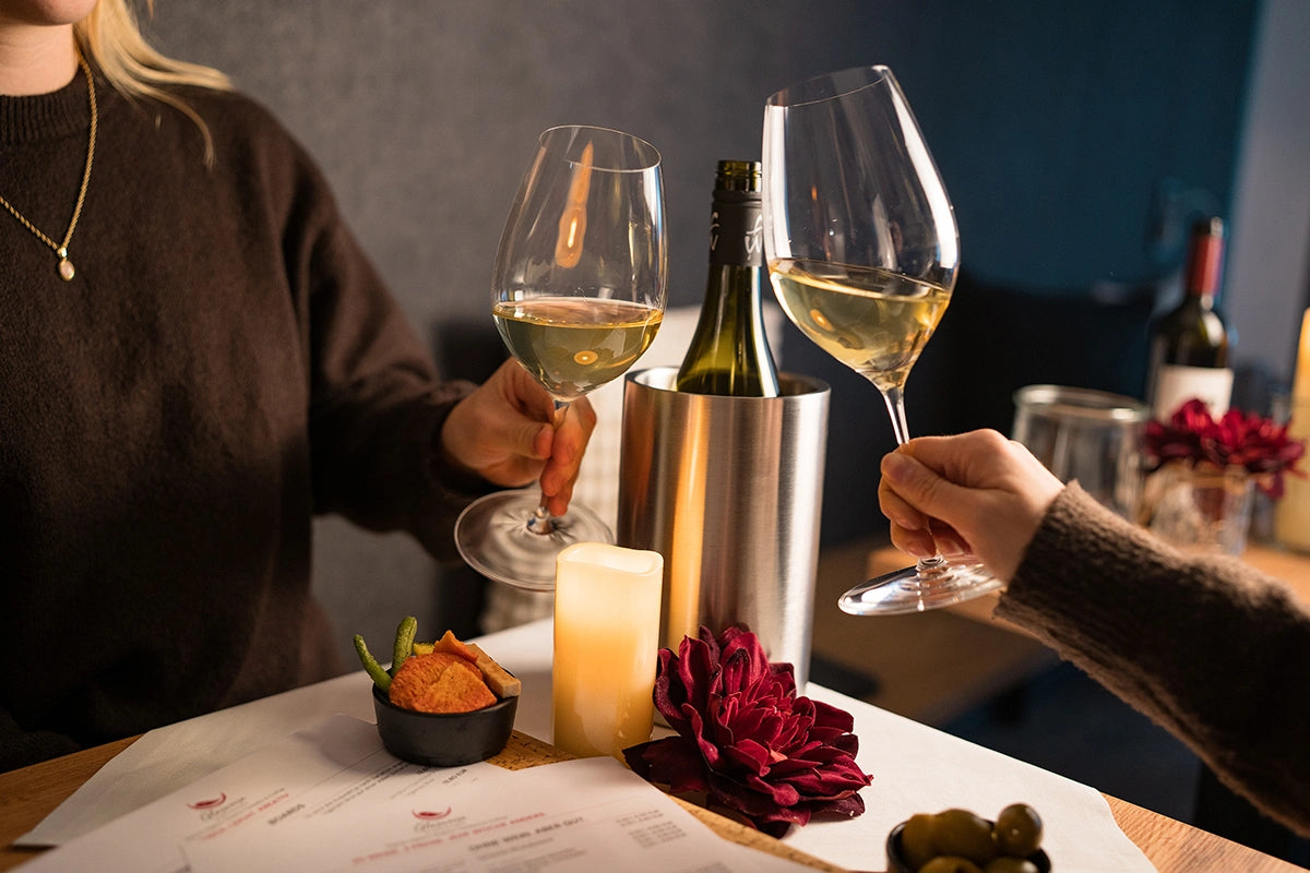 Glasweise Nagold Weinbar anstoßen edel