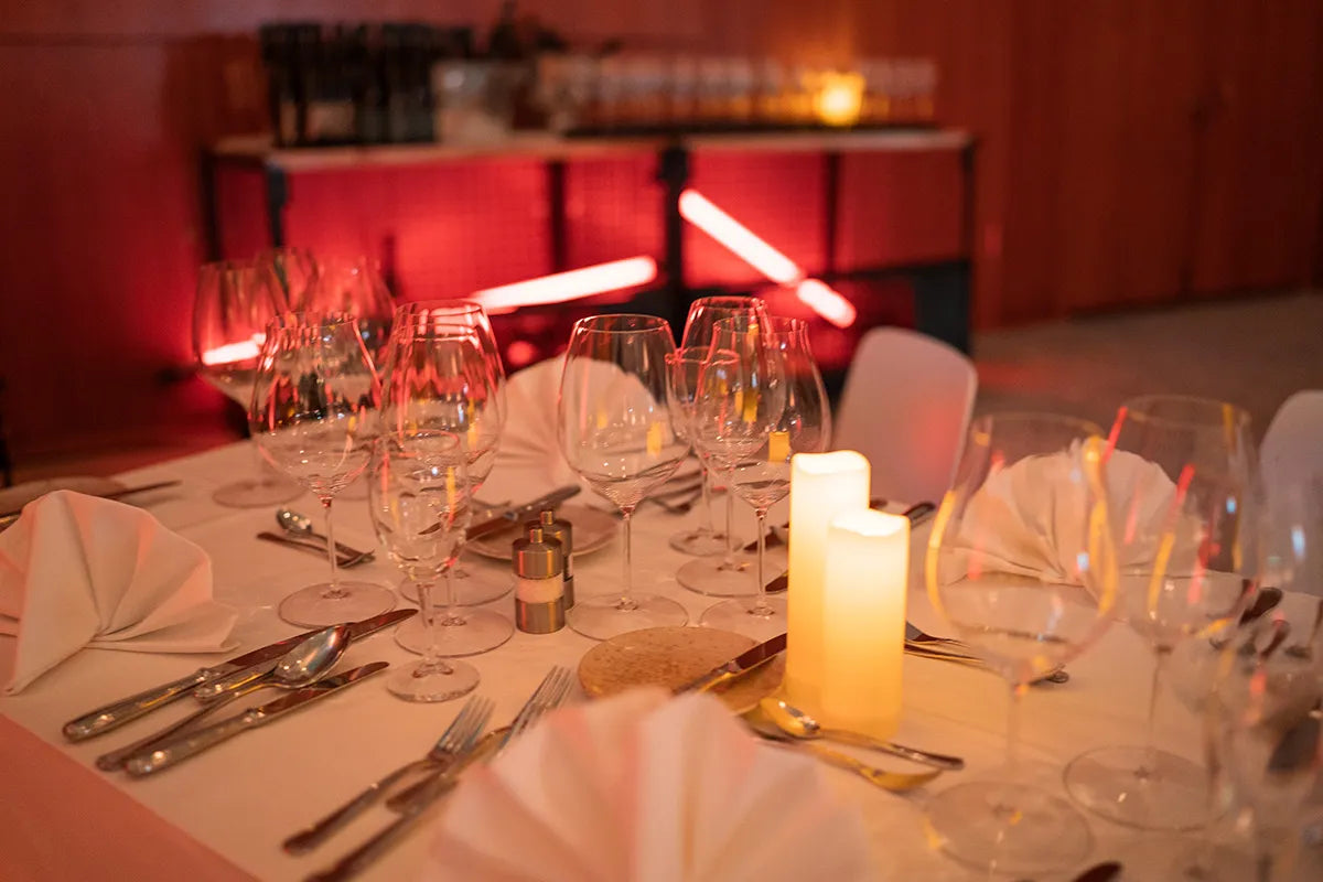 Wine and Dine Tisch gedeckt